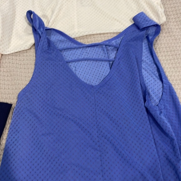 Lot of 5 womens workout tanks Nike Under Armour size Medium - Picture 2 of 5
